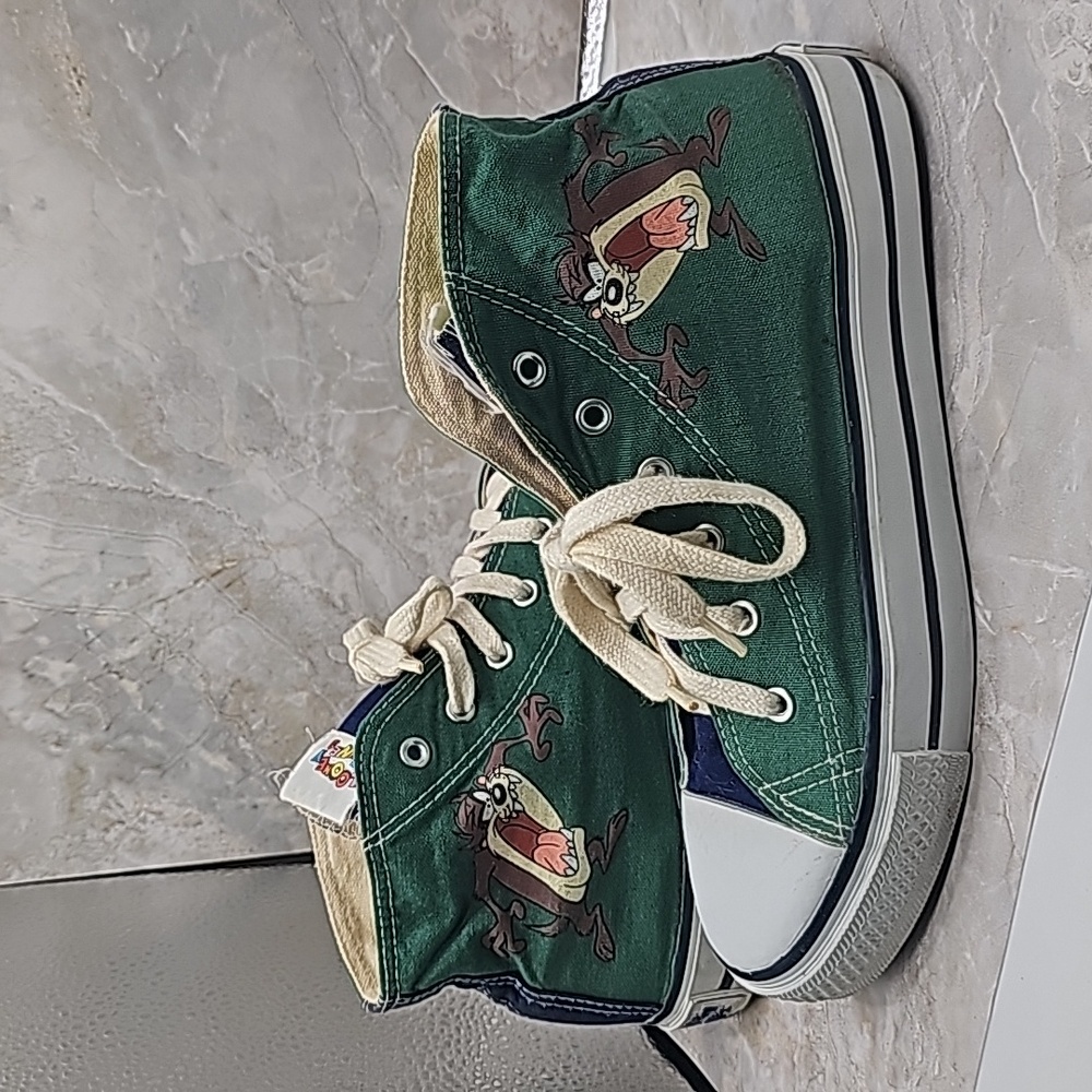 Vintage 1994 Looney Tunes Taz, Tasmanian Devil  Canvas.       Shoes size 6 1/2